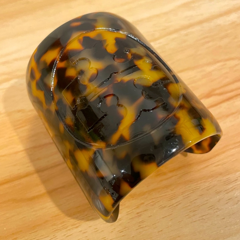 TORY BURCH: Tortoise Cuff Bracelet.